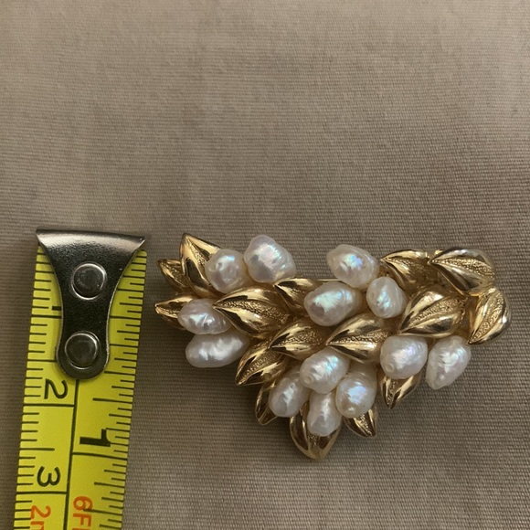 Pearls and golden 🍃 brooch heart shaped - Picture 4 of 5
